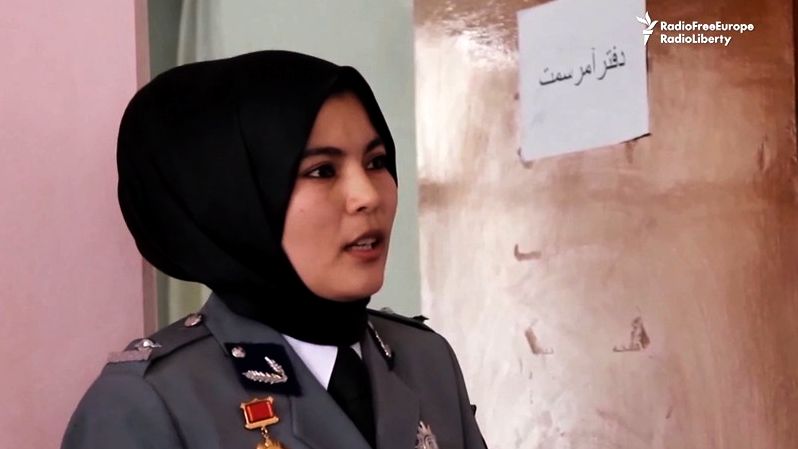 Je dcerou tálibánského teroristy. Teď se stala první policejní velitelkou v zemi